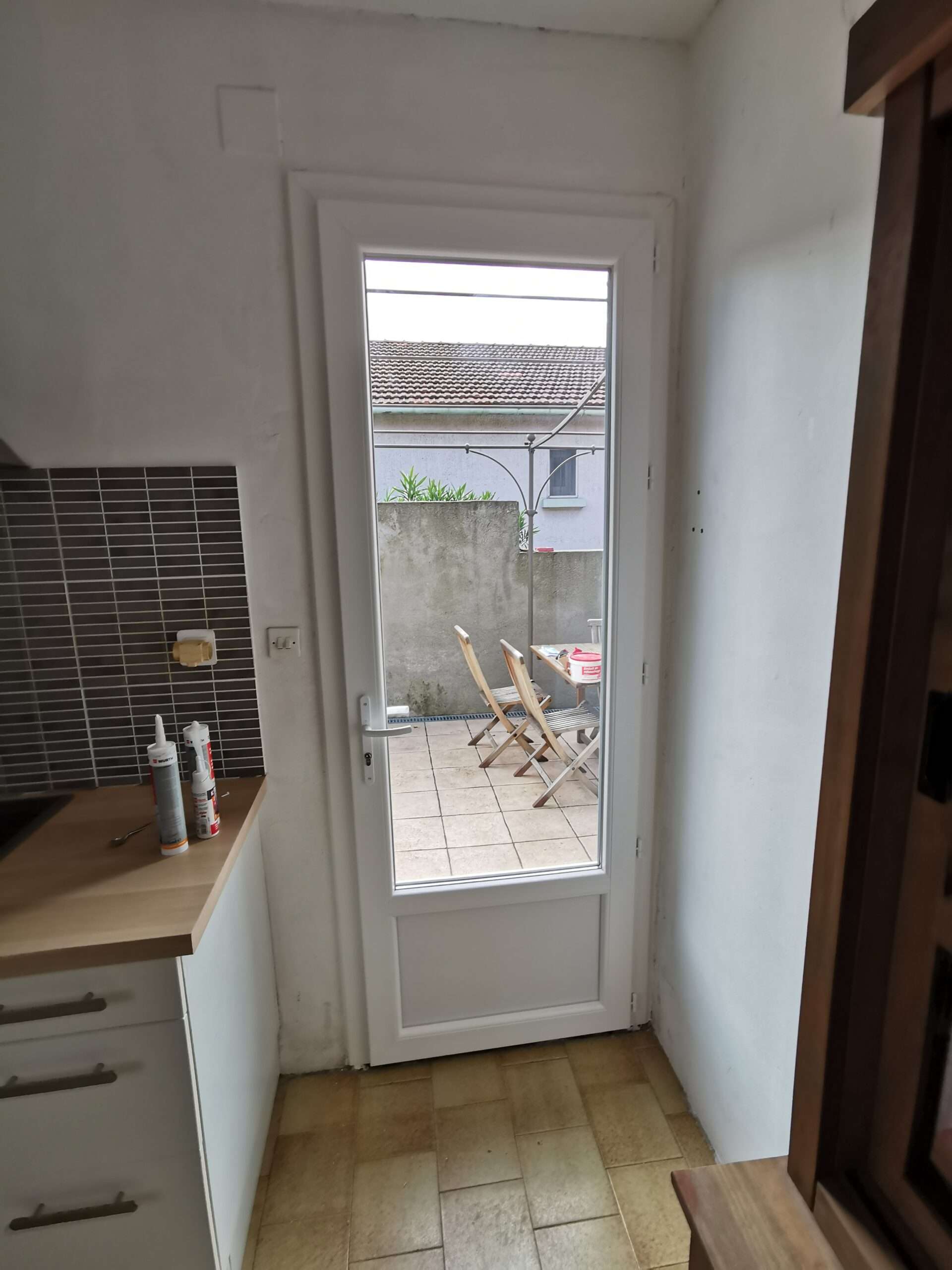 La Penne-sur-Huveaune: porte fenêtre en PVC blanc de fabrication française