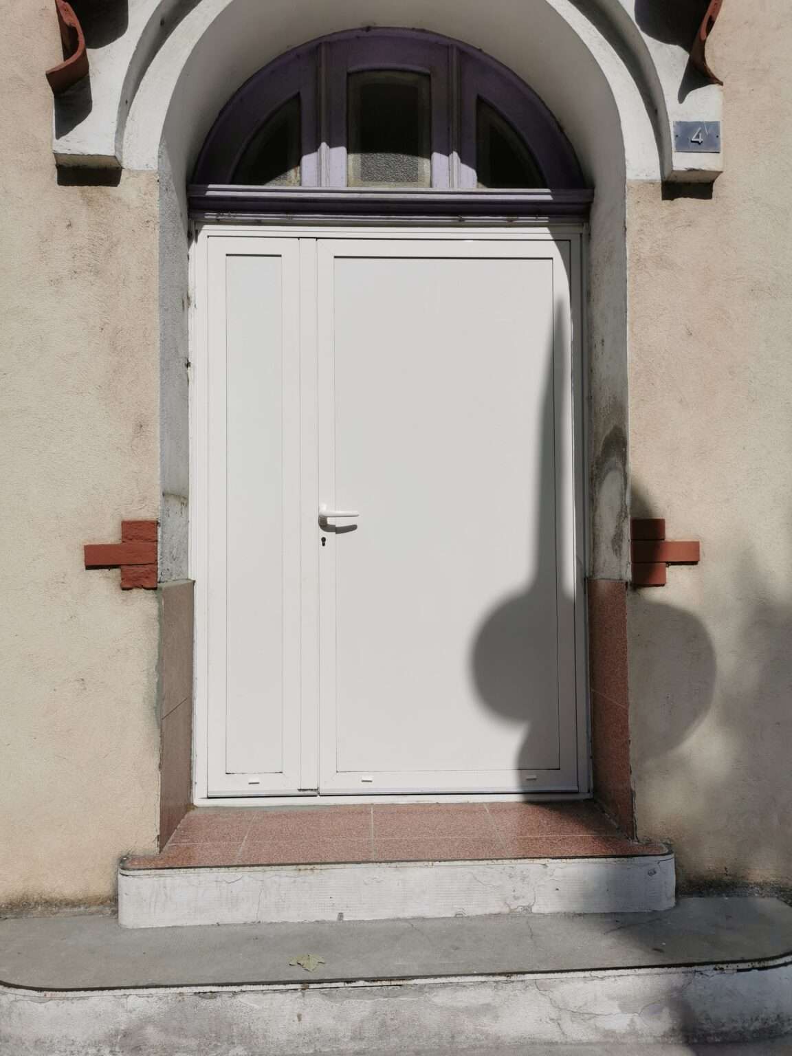 Martigues: porte d'entrée en aluminium blanc