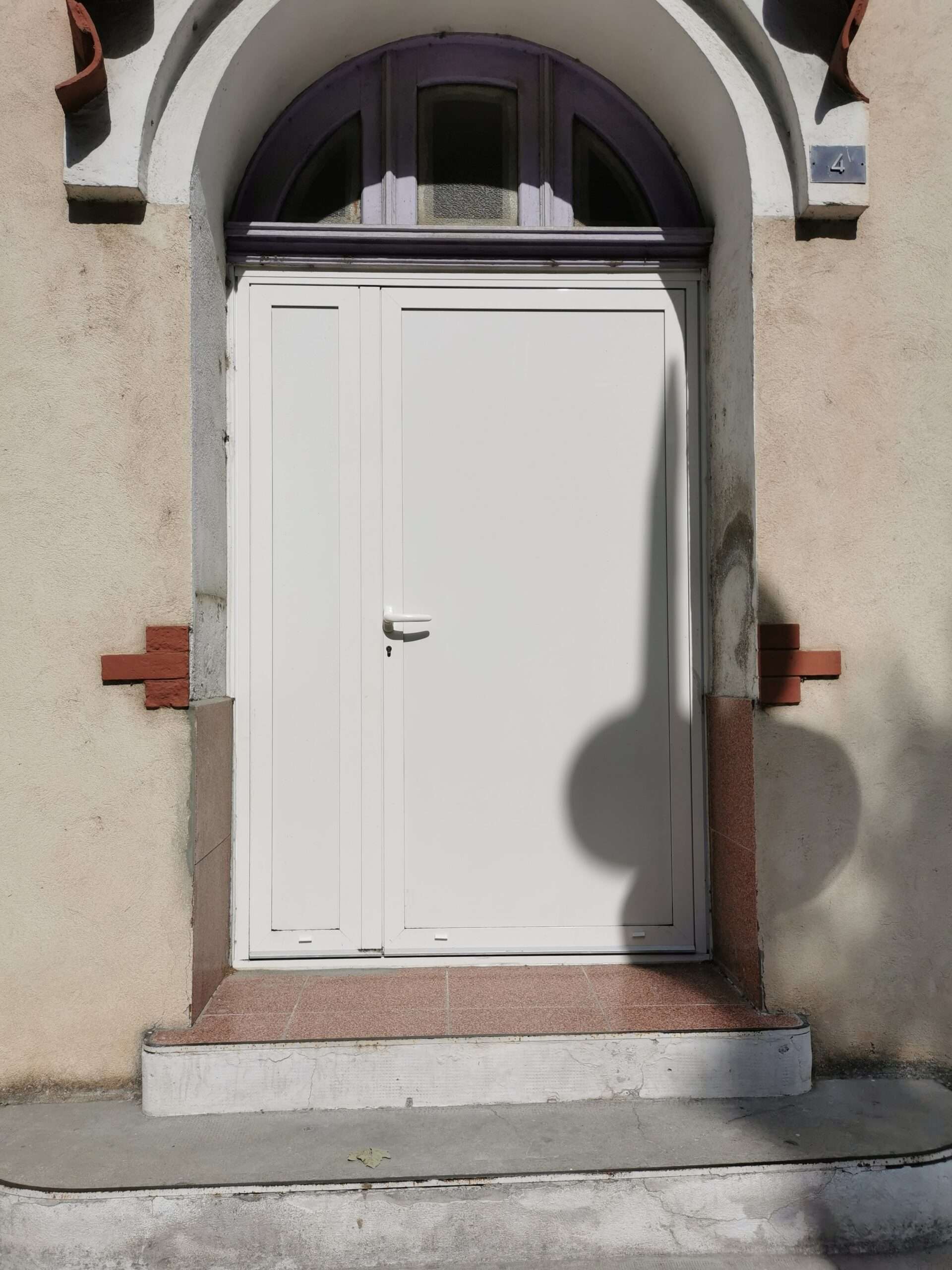 Martigues: porte d'entrée en aluminium blanc