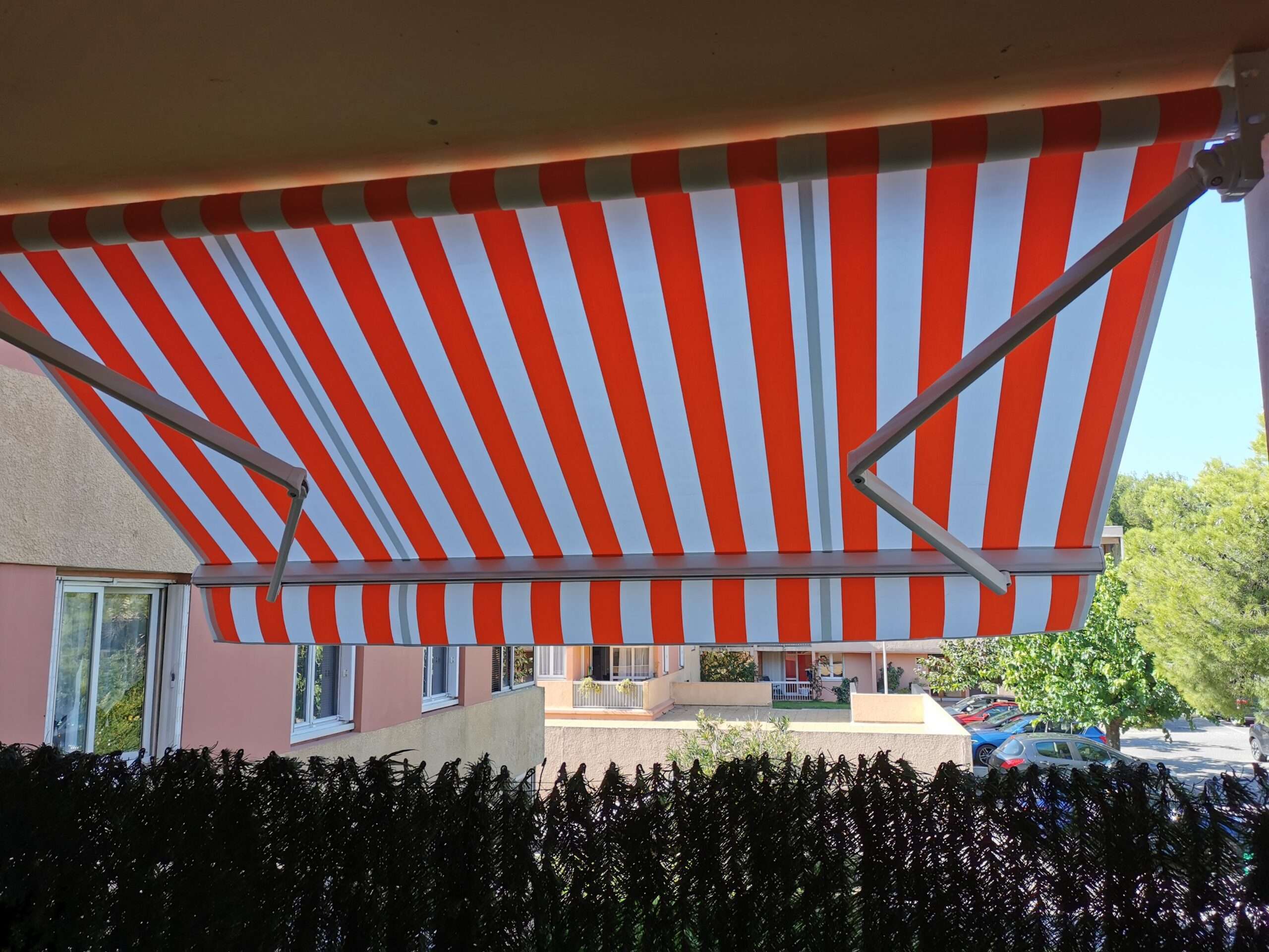 Vitrolles: store banne équipé d'une toile DICKSON