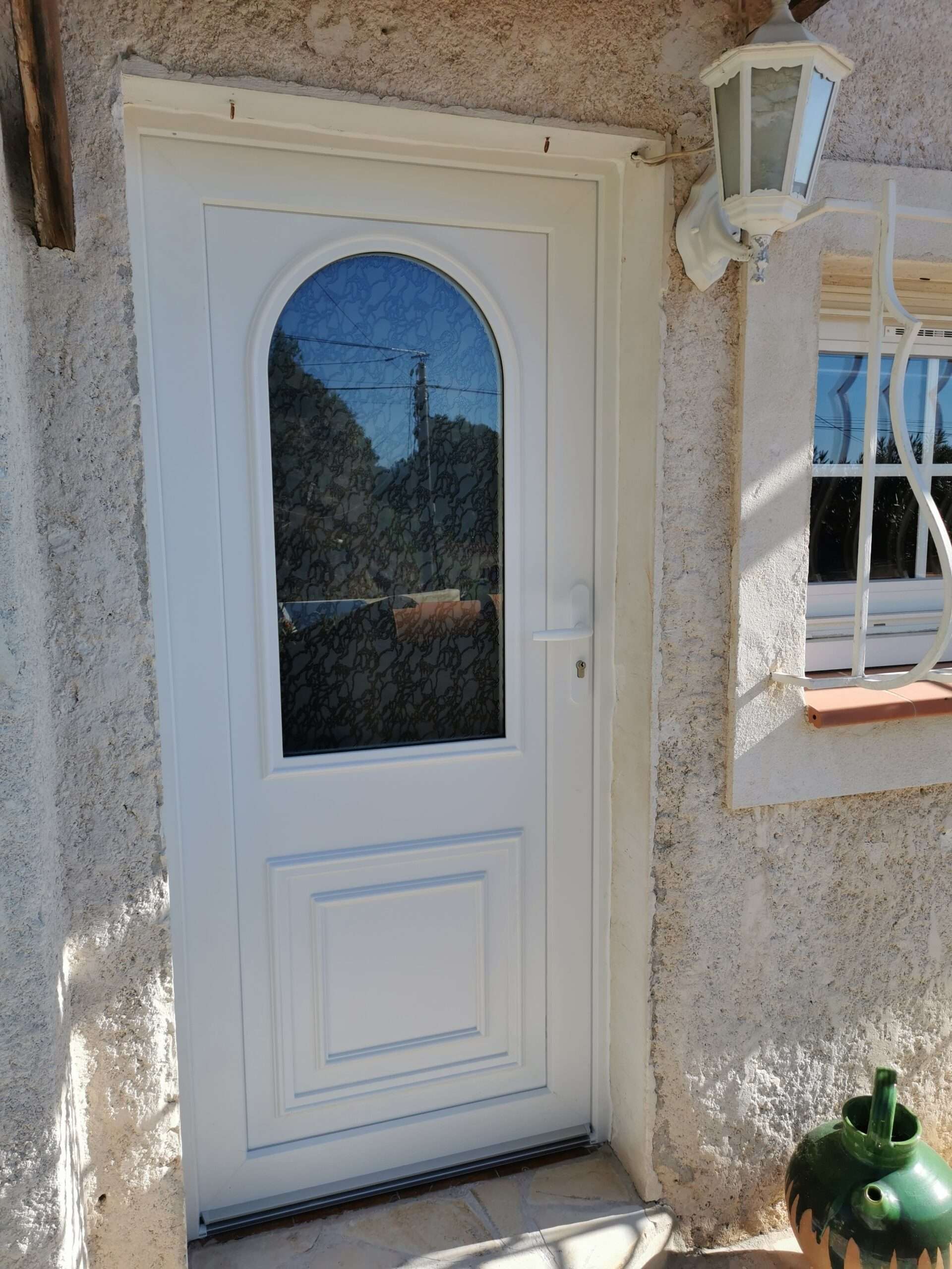 Le Rove: porte entrée en PVC Blanc