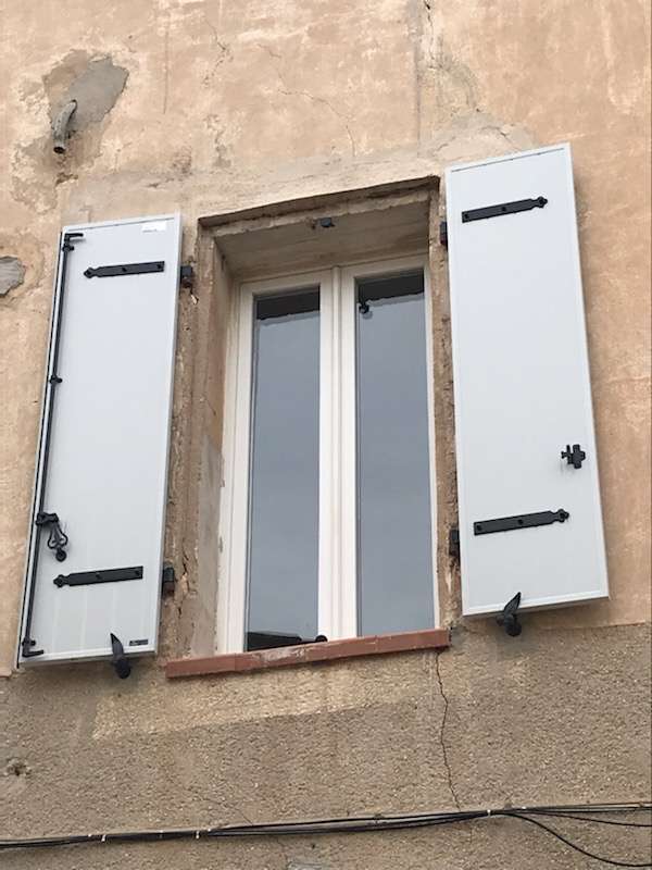 La Fare-les-Oliviers: volets battants en aluminium