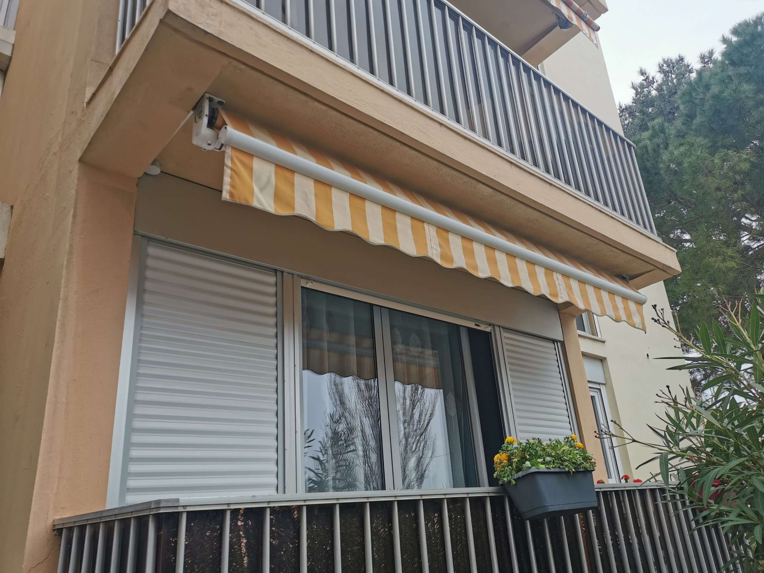 Aubagne: store banne avec lambrequin