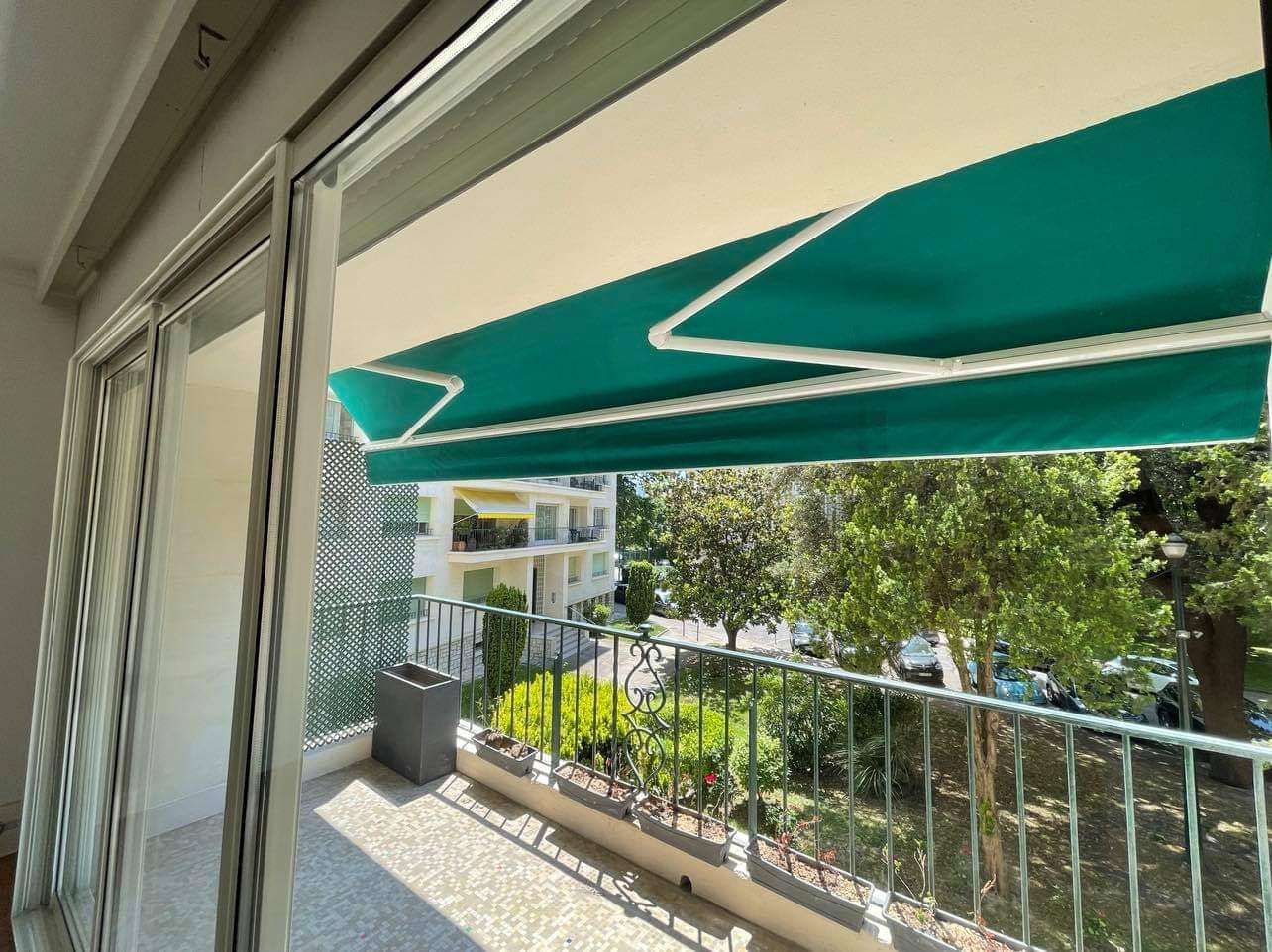 Marseille 8e: store banne monobloc